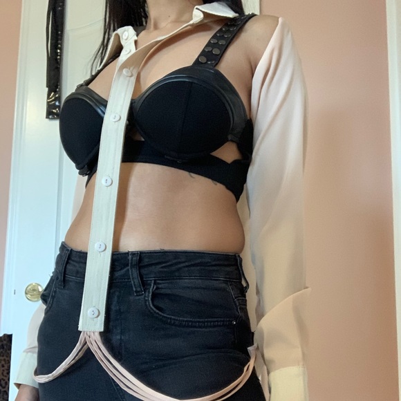 Exposed front collar blouse - Picture 2 of 4